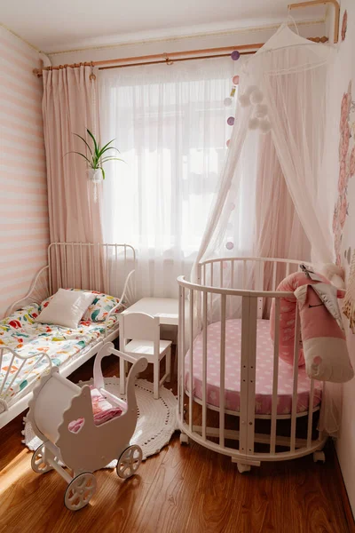 Hermosa pequeña acogedora habitación de niños blancos con dos camas para niños niñas . — Foto de Stock