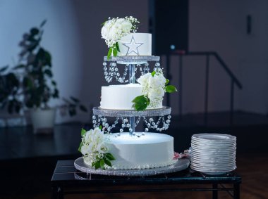 Boncuk ve çiçeklerle süslenmiş büyük beyaz pasta. düğün gelenekleri.