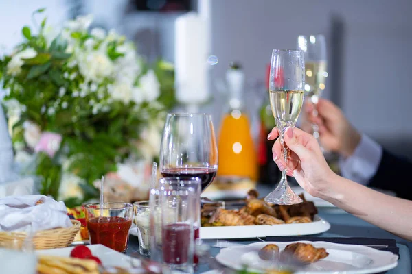 Poharak italokkal az asztalon bankett alatt a menyasszony és a vőlegény. — Stock Fotó