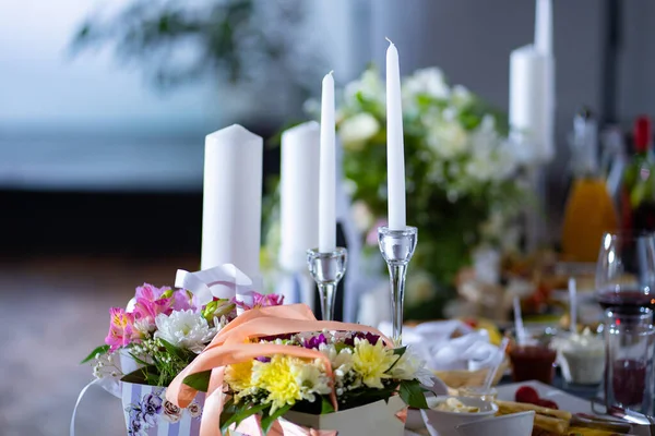 꽃 과 촛불을 연휴 탁자 위에 놓습니다. 결혼식이나 발렌타인데이를 위한 연회 장식. — 스톡 사진
