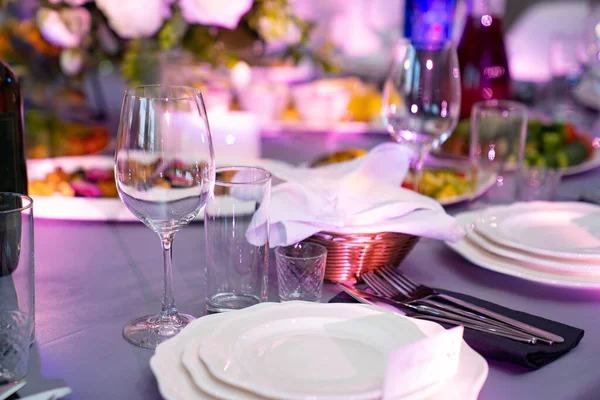 Tányérok és poharak a nyaralóasztalon, esküvői vagy születésnapi beállítás. — Stock Fotó