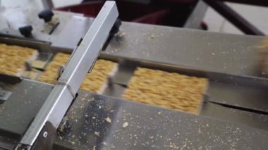 Şekerleme fabrikası. Taşıyıcı hat fıstık şekeri paketliyor.