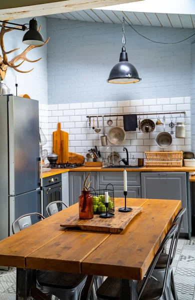 斯堪的那维亚风格的厨房。苹果和蜡烛一张木制桌子. — 图库照片
