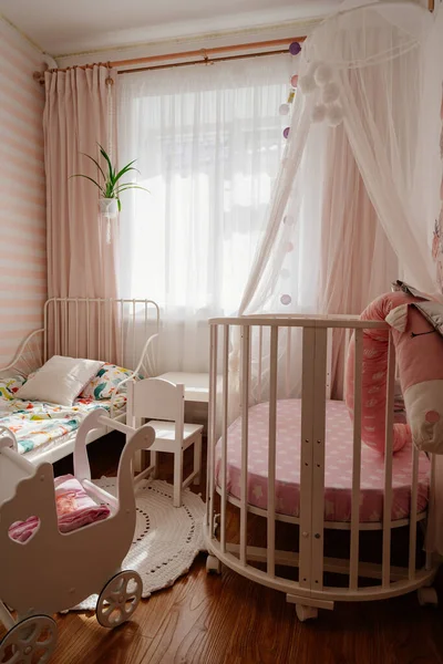 Hermosa pequeña acogedora habitación de niños blancos con dos camas para niños niñas . — Foto de Stock