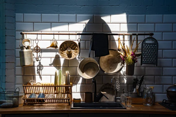 Vintage keukengerei op muur boven gootsteen. retro keukengerei. — Stockfoto