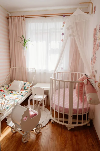 Hermosa pequeña acogedora habitación de niños blancos con dos camas para niños niñas . — Foto de Stock