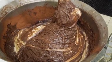 Fabrika. Halva ile kakaonun hazırlanması için sıvı bileşenlerin karıştırılması.