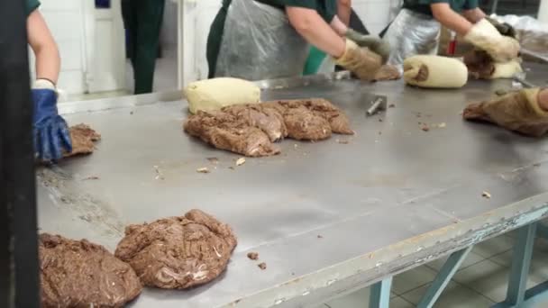 I lavoratori mescolano manualmente due tipi di halva di girasole. fabbrica di dolciumi. — Video Stock