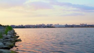 Stadyum manzaralı tekne kanalında gün batımı.