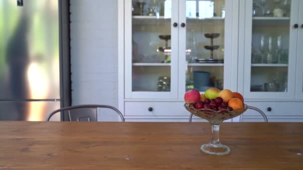 Nő tesz asztali váza nyári gyümölcs. — Stock videók