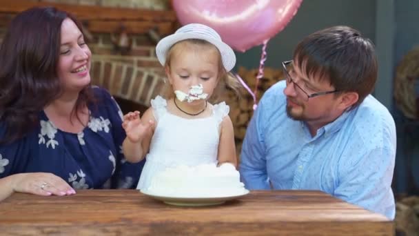 Ailesi küçük kızı hakkında şaka yapıyor, eğleniyor, doğum günü pastası yiyor.. — Stok video