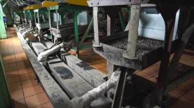 Ayçiçeği çekirdeklerini elemek, üretimle ilgili mekanik ayırıcı. donanım.