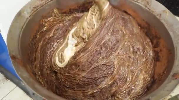 Mezcla de ingredientes líquidos para la preparación de halva con cacao. fábrica . — Vídeo de stock