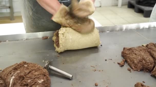 お菓子職人は2種類のひまわりのハルバを手作業で混ぜます。上を見る. — ストック動画