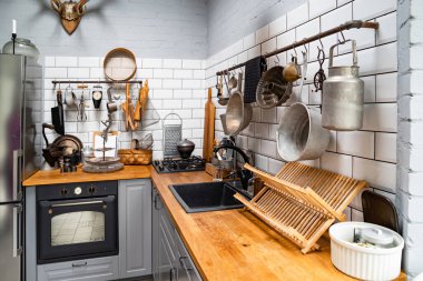 İskandinav usulü mutfak. rahat, pratik iç mekan. 