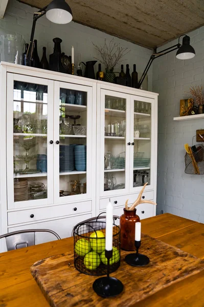 斯堪的那维亚风格的厨房。苹果和蜡烛一张木制桌子. — 图库照片