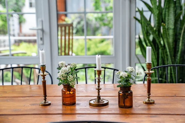 Decoración de mesa de comedor, velas y pequeñas flores blancas. vintage . — Foto de Stock