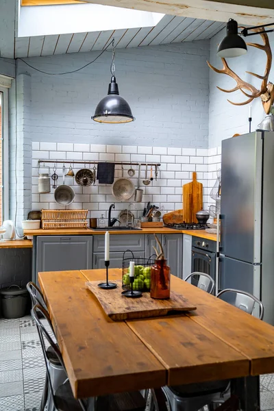 Keuken in Scandinavische stijl. appels en kaarsen een houten tafel. — Stockfoto