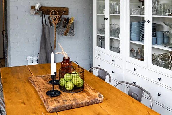 Jabłka i świece drewniany stół. kuchnia w stylu skandynawskim. — Zdjęcie stockowe