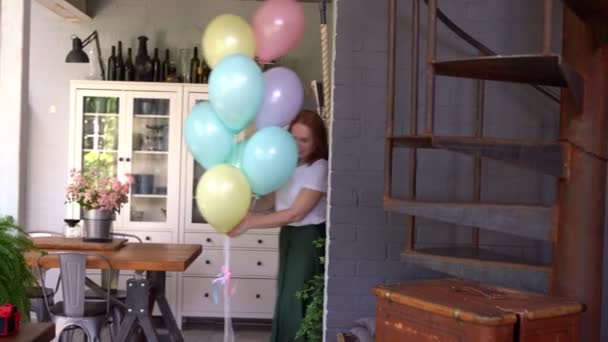 Přeprava gelových balónů. žena přinesla balónky na večírek. — Stock video