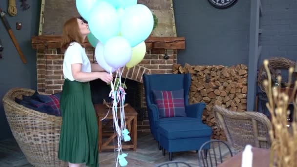 A nő lufikat hozott a partira. szállítási gél léggömbök. — Stock videók