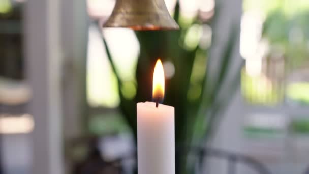 Detailní záběr. žena zhasne svíčku na stole od zvláštního agenta. interiérová dekorace. — Stock video