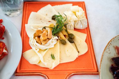 Sebze turşulu peynir tabağı panoya dağıtıldı. Aperatif.