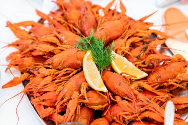 Kırmızı haşlanmış ıstakoz ve limon tabağı.. 