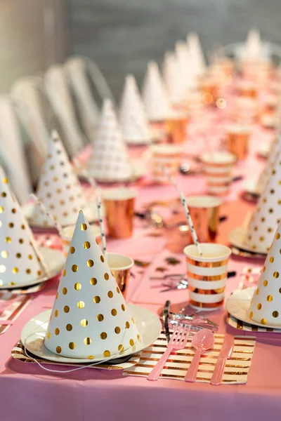 어린이들을 위한 식탁 장식, 휴일용 모자와 컵. 작은 소녀의 생일. — 스톡 사진