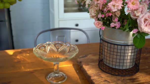 Las manos ponen las uvas en el florero a la mesa de la cocina. cuadro de ajuste . — Vídeos de Stock