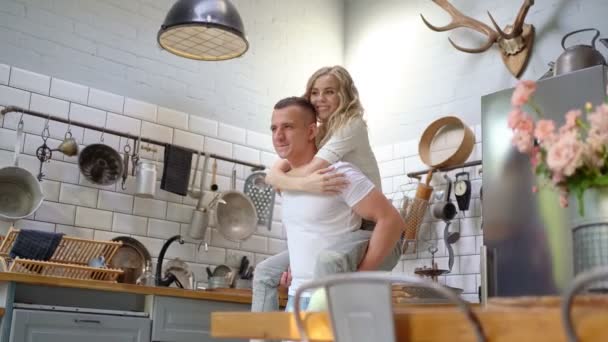 快乐的年轻夫妇在厨房里亲吻和鬼混. — 图库视频影像