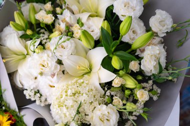 Taze beyaz çiçek buketlerinin üst görüntüsü. Bayram ya da yıldönümü hediyesi.