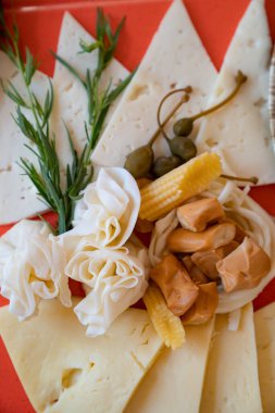 Sebze turşusuyla peynir tabağını panoya dağıt. Aperatif.