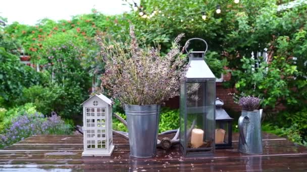 Een druppel regen. tafel voor diner buiten in de tuin in de regen in de zomer. — Stockvideo