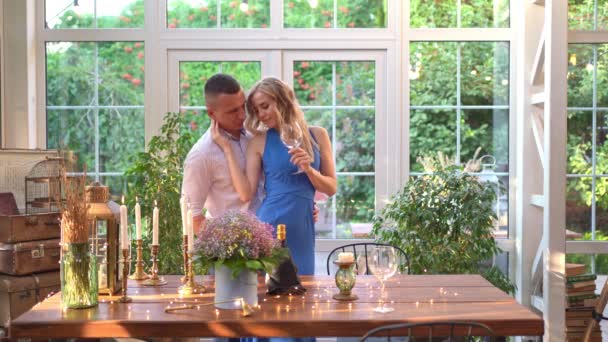 Lieben glückliches Paar beim romantischen Abendessen mit Glas. Mann wird Champagner öffnen. — Stockvideo