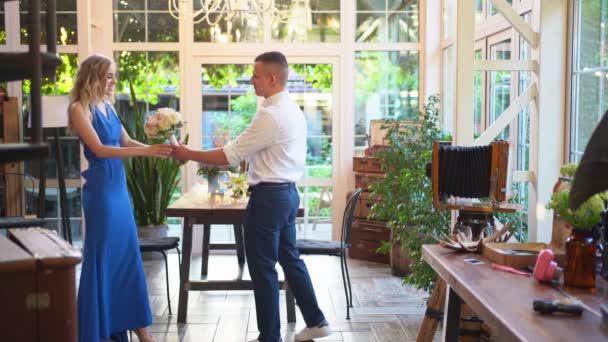 Compromiso. propuesta de matrimonio. novio pone anillo de boda de la novia . — Vídeos de Stock