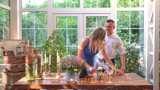 Liefde gelukkig paar op romantisch diner met glas. man kust zijn vriendin. — Stockvideo