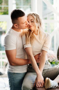 Windows 'tan gelen güneş ışığında antik gramofonun yanındaki aşıklar. yüksek tuşlu ışıklandırma