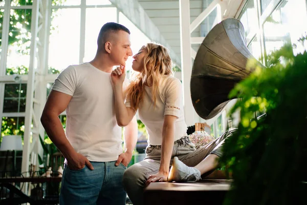 Lovers beside ancient gramophone in sunlight from Windows. high key lighting — Stock Photo, Image