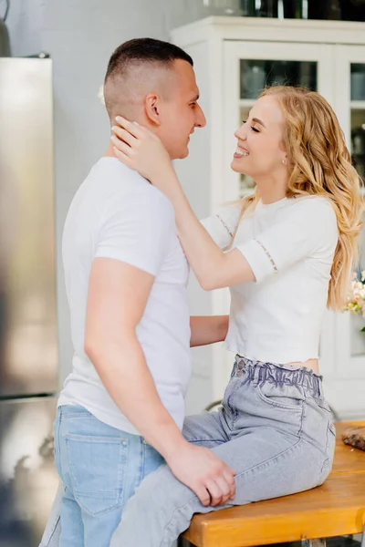 Par de amantes beijando e abraçando na cozinha . — Fotografia de Stock