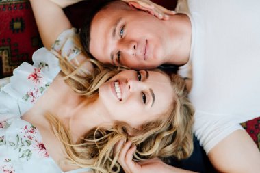 Kapat. Üstü görünüyor. Genç aşıklar yerde yatar ve rahatlarlar..