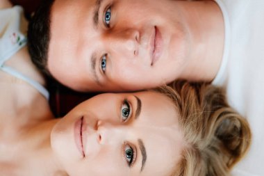 Kapat. Üstü görünüyor. Genç aşıklar yerde yatar ve rahatlarlar..