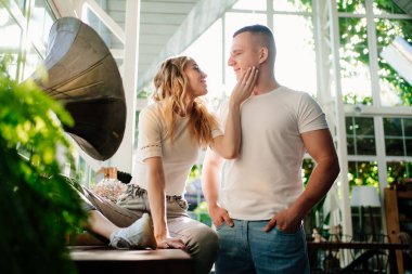 Windows 'tan gelen güneş ışığında antik gramofonun yanındaki aşıklar. yüksek tuşlu ışıklandırma