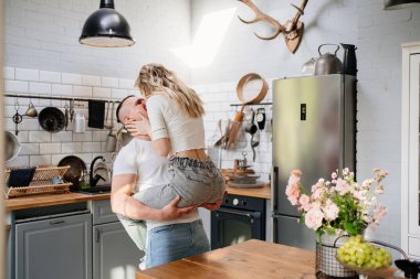 Mutlu genç aşıklar, mutfakta dönüp duruyorlar..