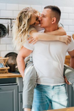 Mutlu genç aşıklar, mutfakta dönüp duruyorlar..
