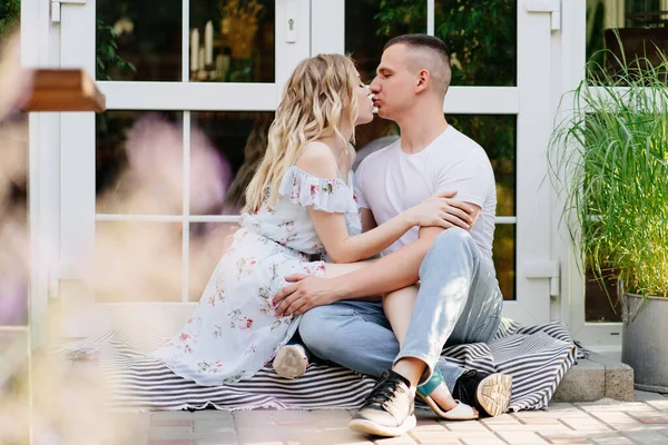 Par älskare sitter i trädgården i trädgården. — Stockfoto