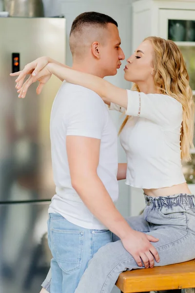 Par de amantes beijando e abraçando na cozinha . — Fotografia de Stock