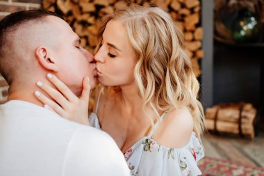 Aşıklar şöminenin önünde halıda oturuyorlar. Kapat..