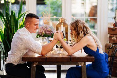 Romantik akşam yemeğinden sorumlu olan iki aşık.