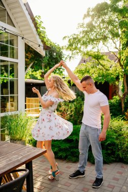 Güzel ve mutlu çift bahçede eğleniyor..